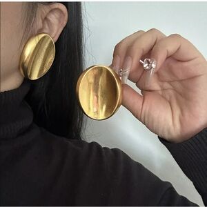 HOLLOW CURVED OVERSIZED ROUND EARRINGS
